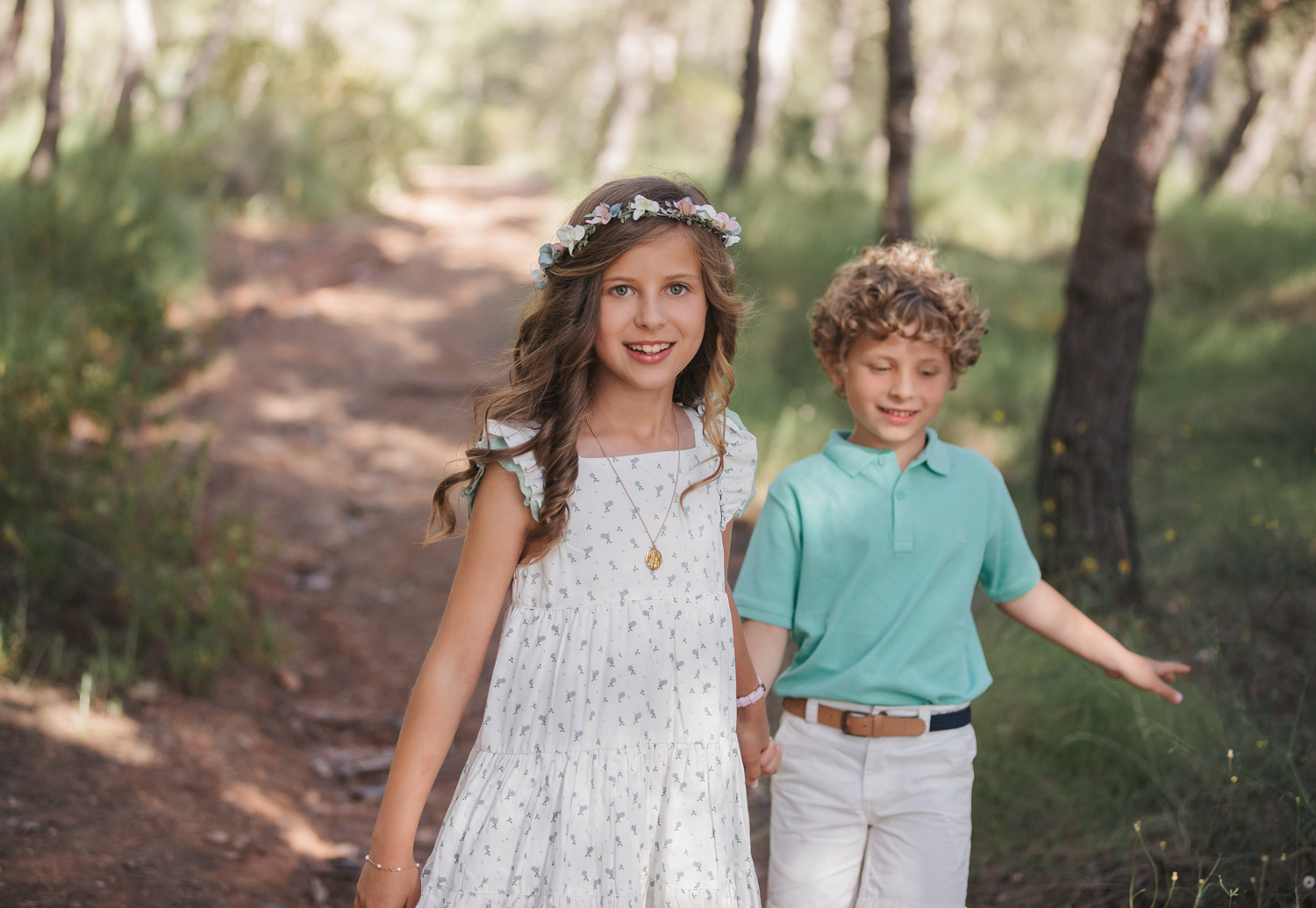 Hermanos paseando por el bosque